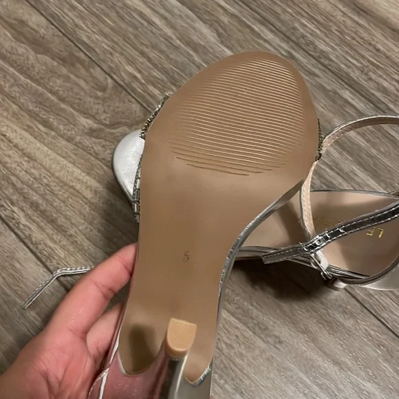 Silver Heels - Picture 3 of 3